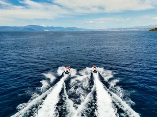 jetskis-sea